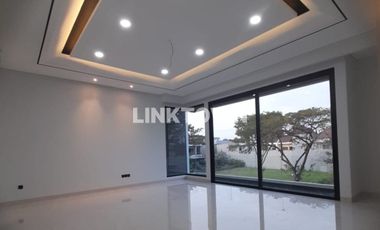 Rumah Modern Lokasi Strategis di Newton Hill Dekat Gwalk