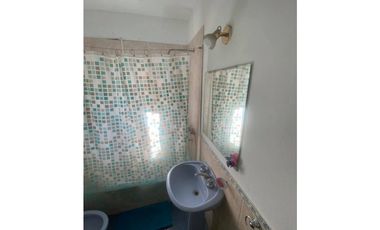 VENTA CASA EN ESQUINA CON 3 DORMITORIOS SOBRE LOTE DE 268m2 BARRIO CAISAMAR