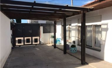 VENTA CASA EN ESQUINA CON 3 DORMITORIOS SOBRE LOTE DE 268m2 BARRIO CAISAMAR