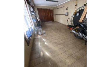 VENTA CASA EN ESQUINA CON 3 DORMITORIOS SOBRE LOTE DE 268m2 BARRIO CAISAMAR