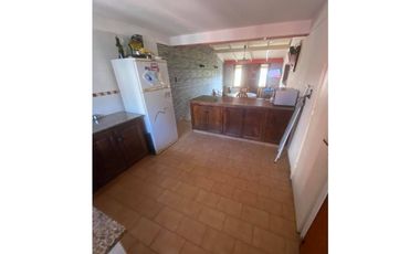 VENTA CASA EN ESQUINA CON 3 DORMITORIOS SOBRE LOTE DE 268m2 BARRIO CAISAMAR