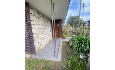 VENTA CASA EN ESQUINA CON 3 DORMITORIOS SOBRE LOTE DE 268m2 BARRIO CAISAMAR