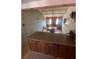 VENTA CASA EN ESQUINA CON 3 DORMITORIOS SOBRE LOTE DE 268m2 BARRIO CAISAMAR