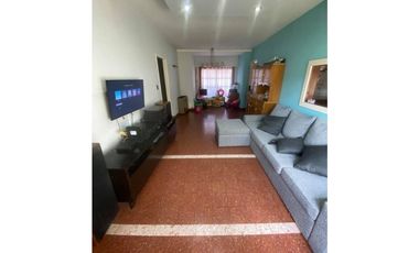 VENTA CASA EN ESQUINA CON 3 DORMITORIOS SOBRE LOTE DE 268m2 BARRIO CAISAMAR