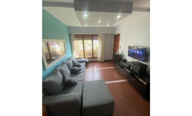 VENTA CASA EN ESQUINA CON 3 DORMITORIOS SOBRE LOTE DE 268m2 BARRIO CAISAMAR