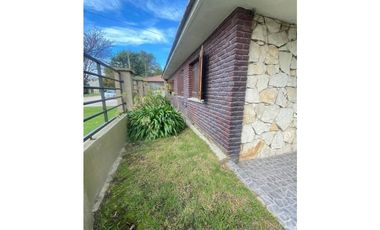 VENTA CASA EN ESQUINA CON 3 DORMITORIOS SOBRE LOTE DE 268m2 BARRIO CAISAMAR