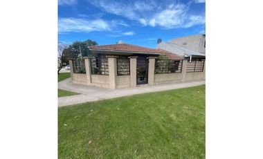 VENTA CASA EN ESQUINA CON 3 DORMITORIOS SOBRE LOTE DE 268m2 BARRIO CAISAMAR