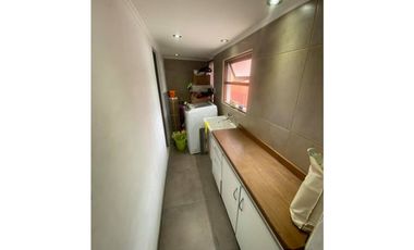 VENTA CASA EN ESQUINA CON 3 DORMITORIOS SOBRE LOTE DE 268m2 BARRIO CAISAMAR