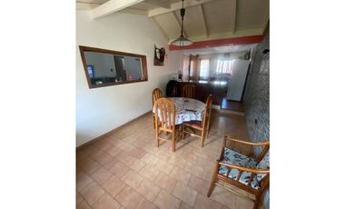 VENTA CASA EN ESQUINA CON 3 DORMITORIOS SOBRE LOTE DE 268m2 BARRIO CAISAMAR
