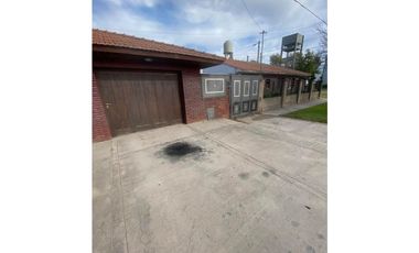 VENTA CASA EN ESQUINA CON 3 DORMITORIOS SOBRE LOTE DE 268m2 BARRIO CAISAMAR