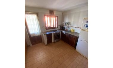 VENTA CASA EN ESQUINA CON 3 DORMITORIOS SOBRE LOTE DE 268m2 BARRIO CAISAMAR