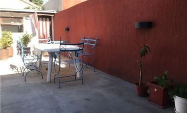 VENTA CASA EN ESQUINA CON 3 DORMITORIOS SOBRE LOTE DE 268m2 BARRIO CAISAMAR