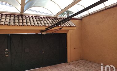 Venta de casa con accesoria y uso de suelo mixto en Bellavista, Cuernavaca Morelos