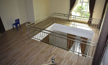 DI JUAL CEPAT RUMAH 2 LANTAI DI JL SIMPANG TIGA FULL INTERIOR +KOLAM