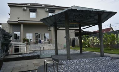 DI JUAL CEPAT RUMAH 2 LANTAI DI JL SIMPANG TIGA FULL INTERIOR +KOLAM