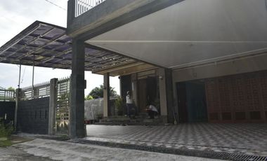 DI JUAL CEPAT RUMAH 2 LANTAI DI JL SIMPANG TIGA FULL INTERIOR +KOLAM