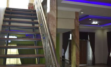 DI JUAL CEPAT RUMAH 2 LANTAI DI JL SIMPANG TIGA FULL INTERIOR +KOLAM