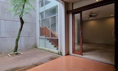 DIJUAL RUMAH BAGUS DAN MODERN di JL BDN / CIPETE, JAKSEL