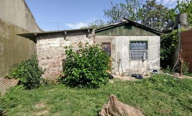 Terreno con casa prefabricada ubicada en Aldo Bonzi