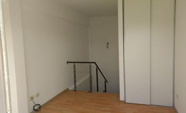 se alquila excelente departamento en duplex con dos balcones