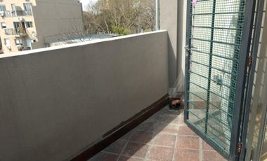 se alquila excelente departamento en duplex con dos balcones