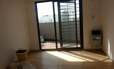 se alquila excelente departamento en duplex con dos balcones