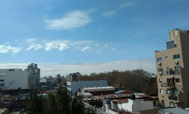 se alquila excelente departamento en duplex con dos balcones