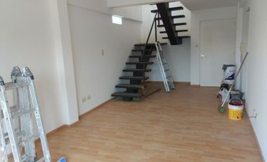 se alquila excelente departamento en duplex con dos balcones