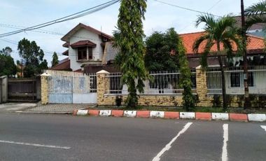 Rumah di raya gayungsari luas tanah 400m cocok ut kantor atau ruko harga negoo