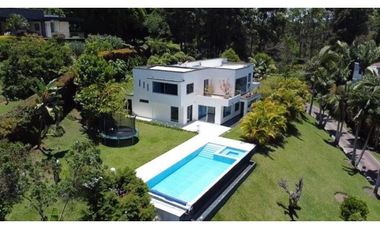 Casa con Piscina para Renta en la Vía San Antonio La Ceja