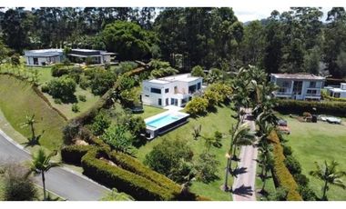 Casa con Piscina para Renta en la Vía San Antonio La Ceja