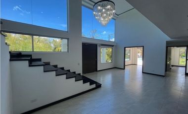 Casa con Piscina para Renta en la Vía San Antonio La Ceja
