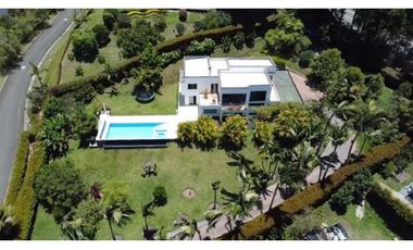 Casa con Piscina para Renta en la Vía San Antonio La Ceja