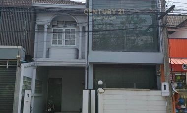 Townhouse for sale on Ratchada 18 road, Huay Kwang zone, near MRT Sutthisan / 50-th-64028.