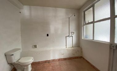 Edificio de 5 departamentos en venta, a media calle Clínica 80. Morelia centro