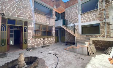 Edificio de 5 departamentos en venta, a media calle Clínica 80. Morelia centro