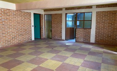 Edificio de 5 departamentos en venta, a media calle Clínica 80. Morelia centro