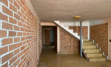 Edificio de 5 departamentos en venta, a media calle Clínica 80. Morelia centro