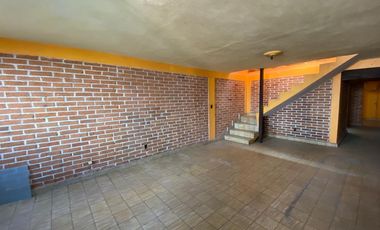 Edificio de 5 departamentos en venta, a media calle Clínica 80. Morelia centro