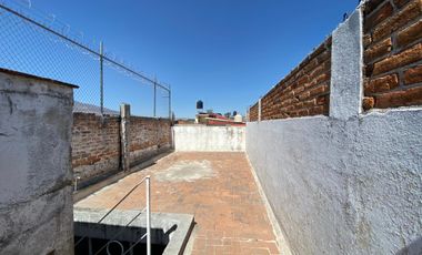 Edificio de 5 departamentos en venta, a media calle Clínica 80. Morelia centro