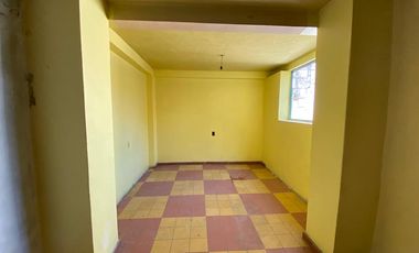 Edificio de 5 departamentos en venta, a media calle Clínica 80. Morelia centro