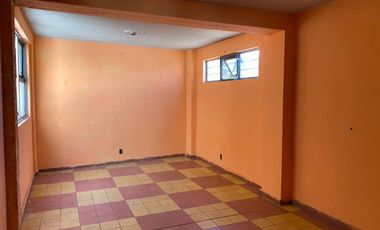 Edificio de 5 departamentos en venta, a media calle Clínica 80. Morelia centro