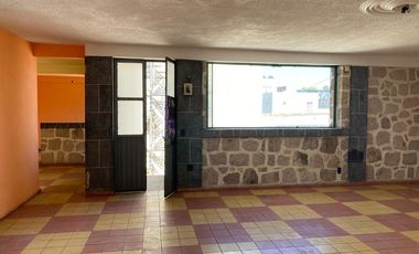 Edificio de 5 departamentos en venta, a media calle Clínica 80. Morelia centro