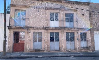 Edificio de 5 departamentos en venta, a media calle Clínica 80. Morelia centro