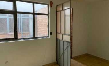 Edificio de 5 departamentos en venta, a media calle Clínica 80. Morelia centro