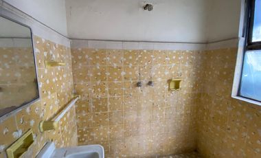 Edificio de 5 departamentos en venta, a media calle Clínica 80. Morelia centro