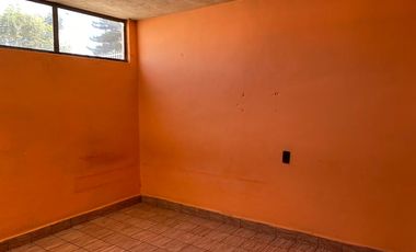 Edificio de 5 departamentos en venta, a media calle Clínica 80. Morelia centro