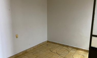 Edificio de 5 departamentos en venta, a media calle Clínica 80. Morelia centro