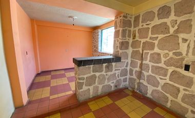 Edificio de 5 departamentos en venta, a media calle Clínica 80. Morelia centro