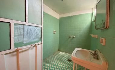 Edificio de 5 departamentos en venta, a media calle Clínica 80. Morelia centro